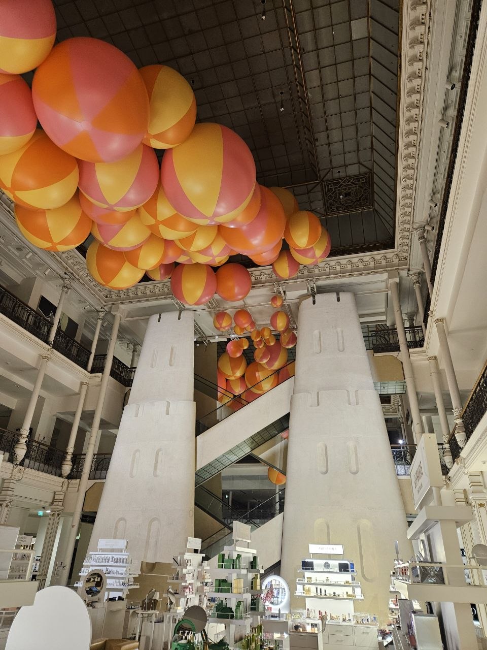 Installation ballons Le Bon Marché